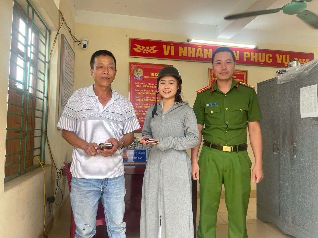 Công an xã Vĩnh Thịnh tiếp nhận và trao trả tài sản đánh rơi cho người dân